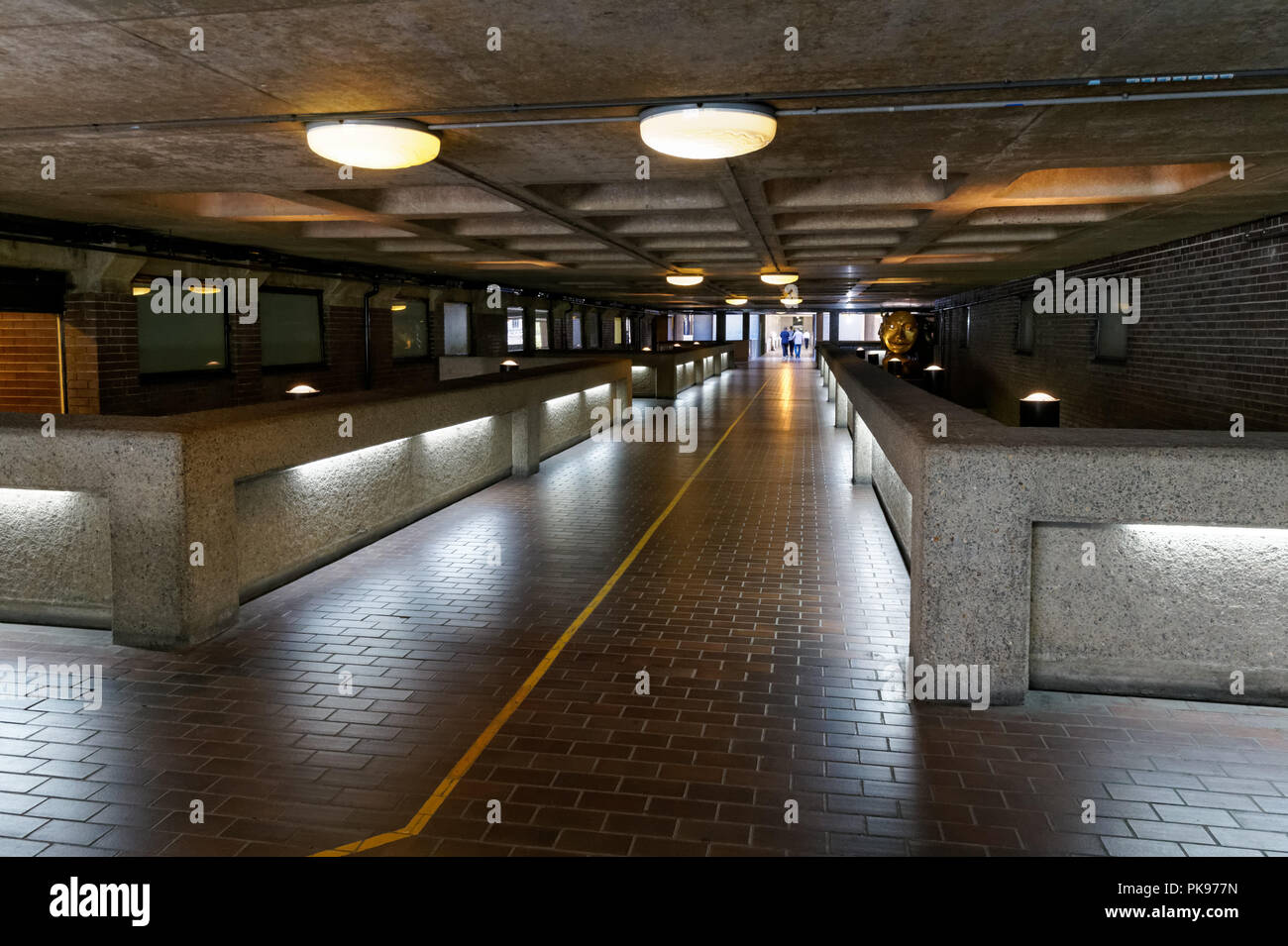 La passerella a Barbican station wagon, Londra England Regno Unito Regno Unito Foto Stock