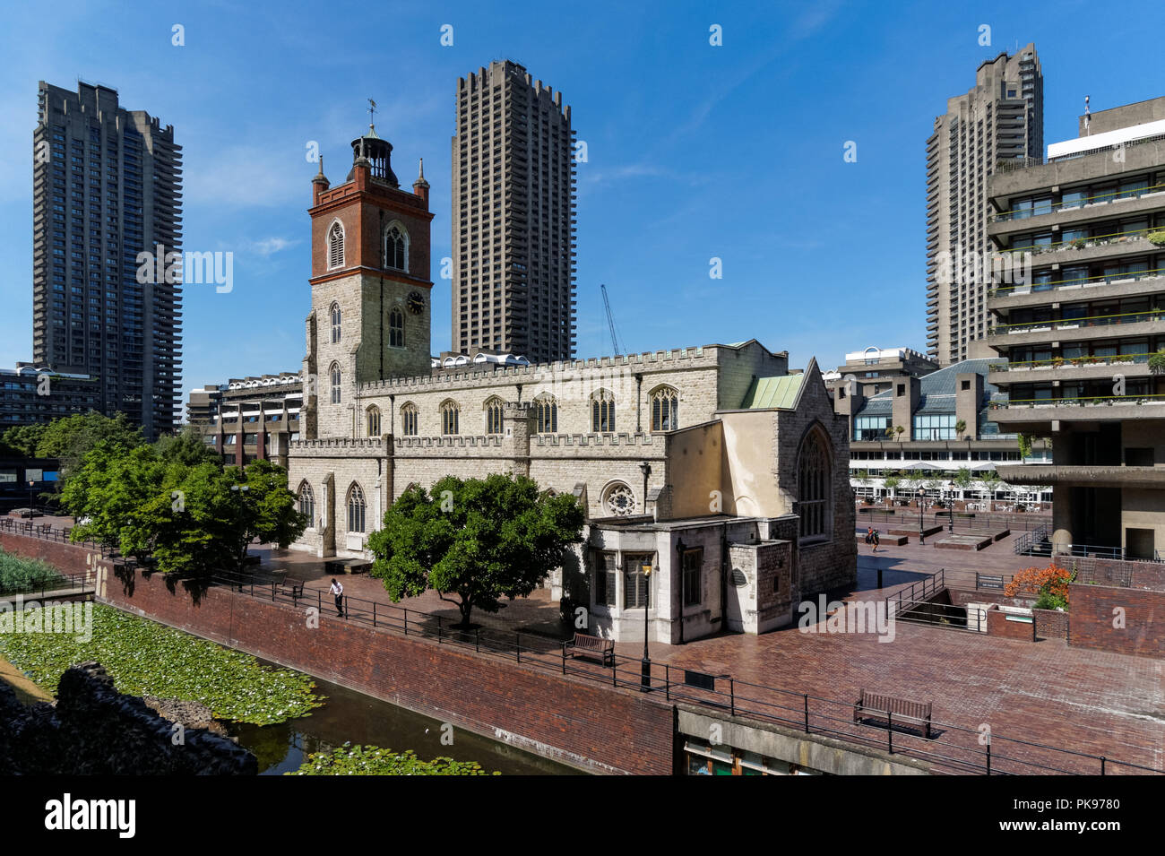St Giles Cripplegate chiesa in Barbican, Londra England Regno Unito Regno Unito Foto Stock