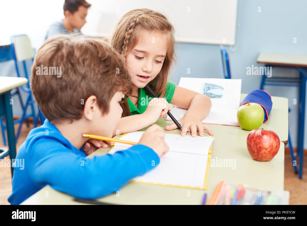 Due studenti di banchieri imparare insieme nella scuola primaria le lezioni Foto Stock