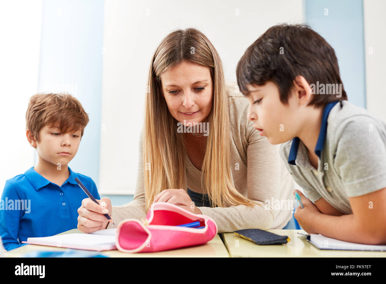 Lezioni di tutoraggio per la scuola elementare o per tutti i giorni di scuola gli studenti Foto Stock