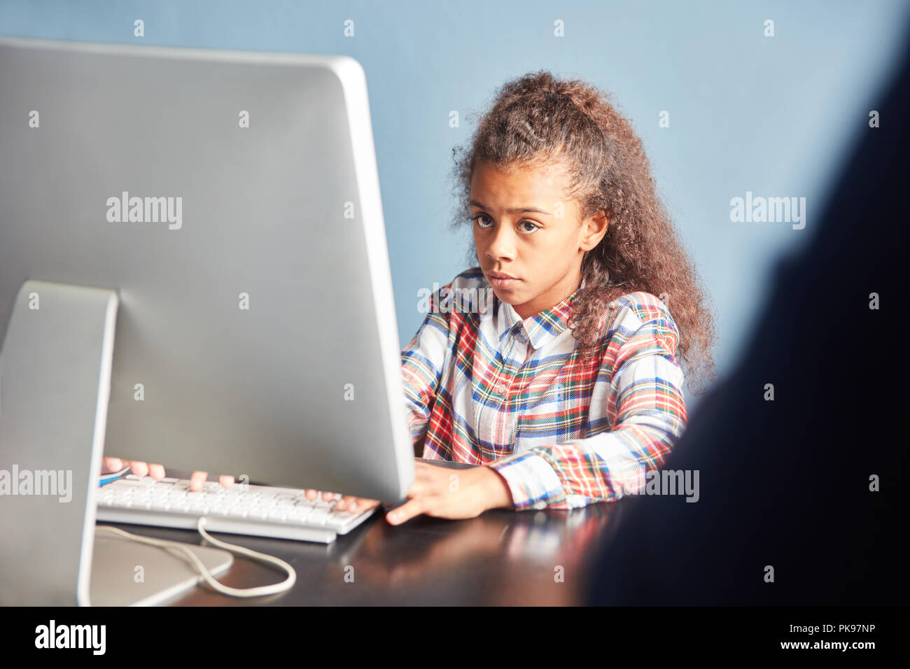 Ragazza come uno studente impara a computer in computer science le lezioni della scuola Foto Stock