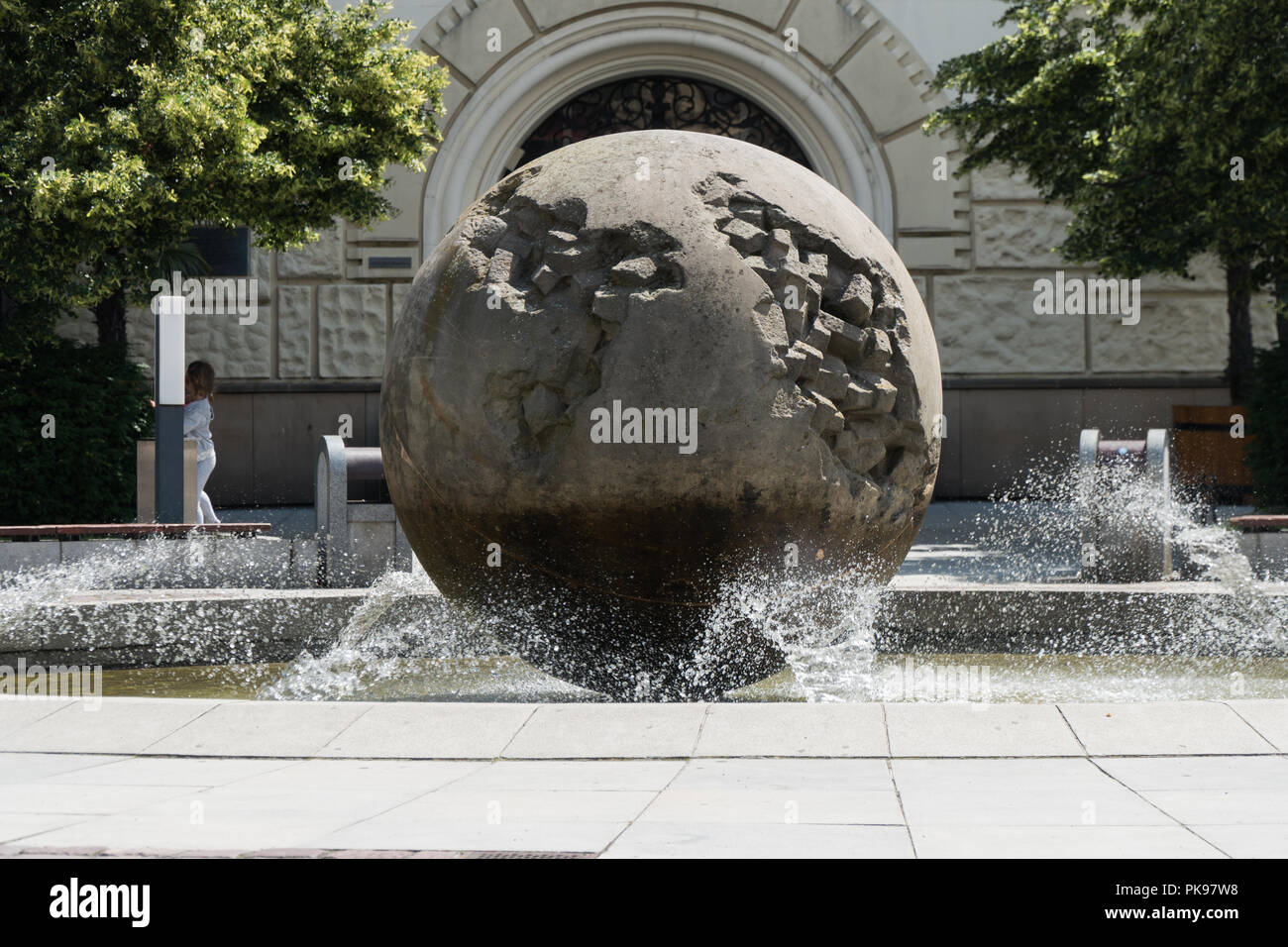 OPAVA, REPUBBLICA CECA Globe, il pianeta simbolo. opava Planetarni stezka, monumento Opava è la capitale storica della Slesia ceca Foto Stock