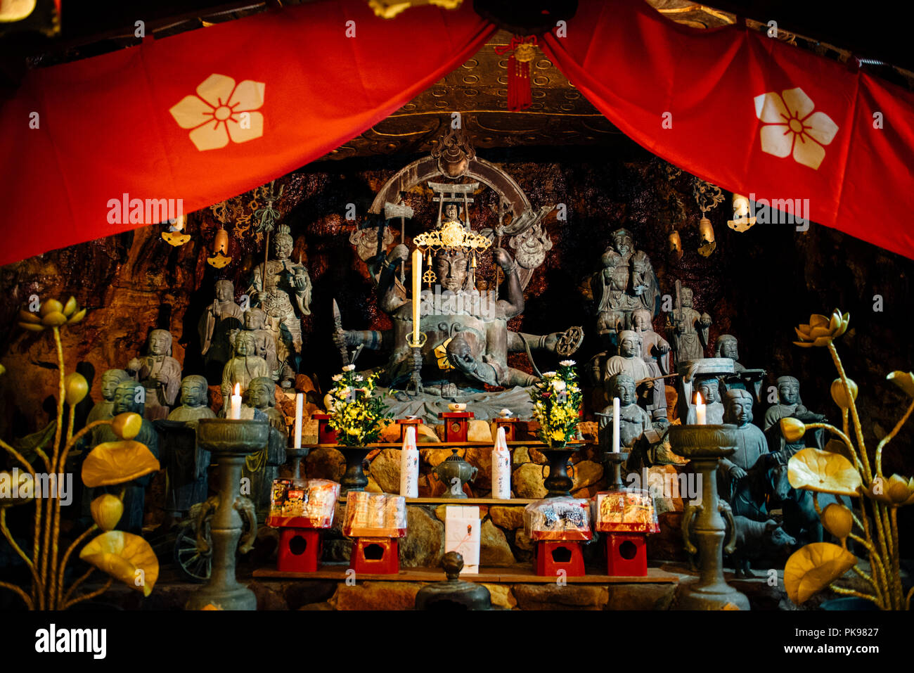 Sandanbeki Doukutsu, una grotta dove Kumano i pirati del Periodo Heian (794-1185) una volta nascosto le loro barche. Foto Stock