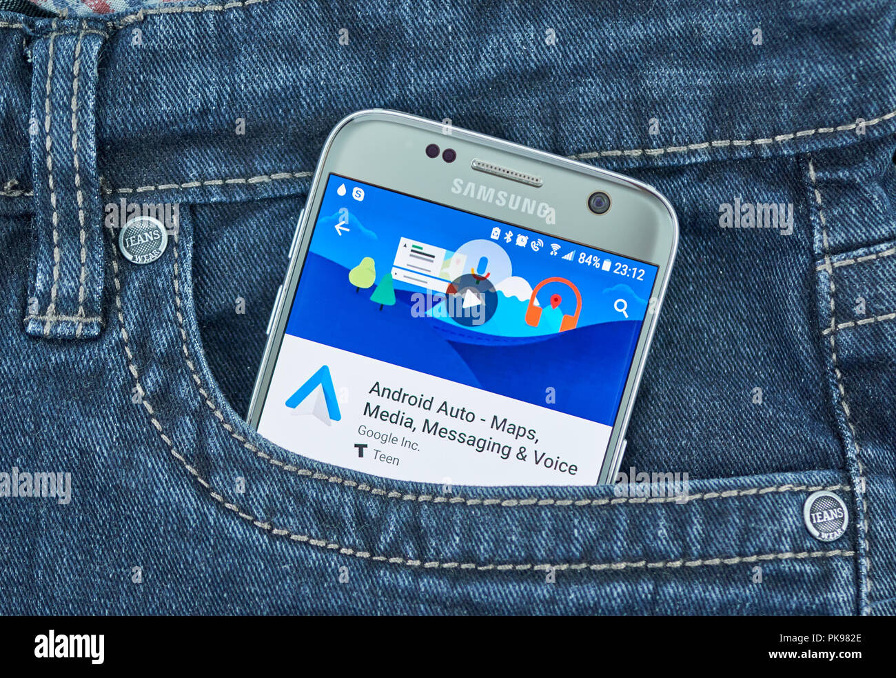 MONTREAL, Canada - 8 Settembre 2018: Android Auto è un mobile app sviluppate da Google per fare il mirror di caratteristiche da un dispositivo Android per auto compatibile Foto Stock