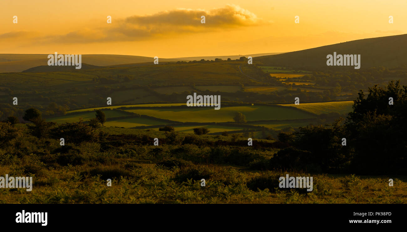 Sole serale in inglese del paesaggio rurale con i campi e le aziende agricole Foto Stock