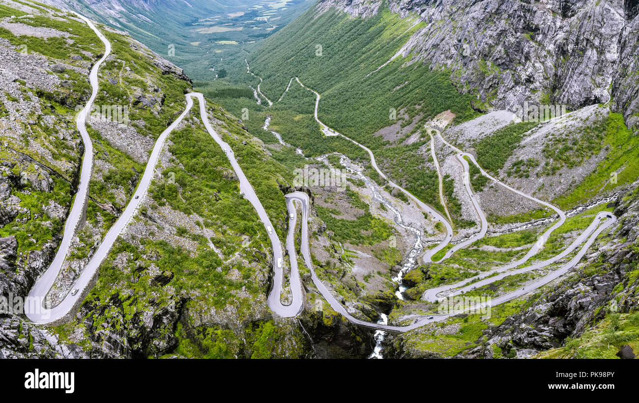 Trollstigen - una serpentina strada di montagna in Rauma comune, contea di Møre og Romsdal, Norvegia. Foto Stock