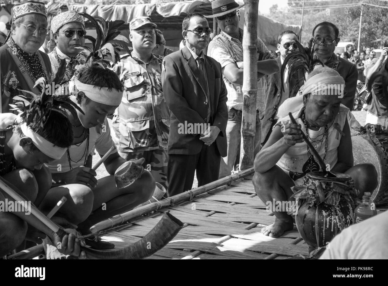 Il Meghalaya, India. I politici e gli ospiti speciali guardare la cerimonia animista del Garo persone Foto Stock