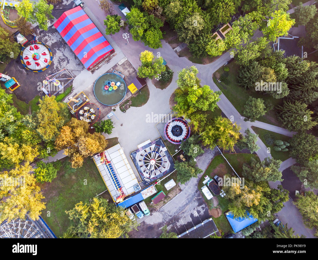 Città parco dei divertimenti di antenna vista superiore. parco con attrazioni varie. drone fotografia Foto Stock