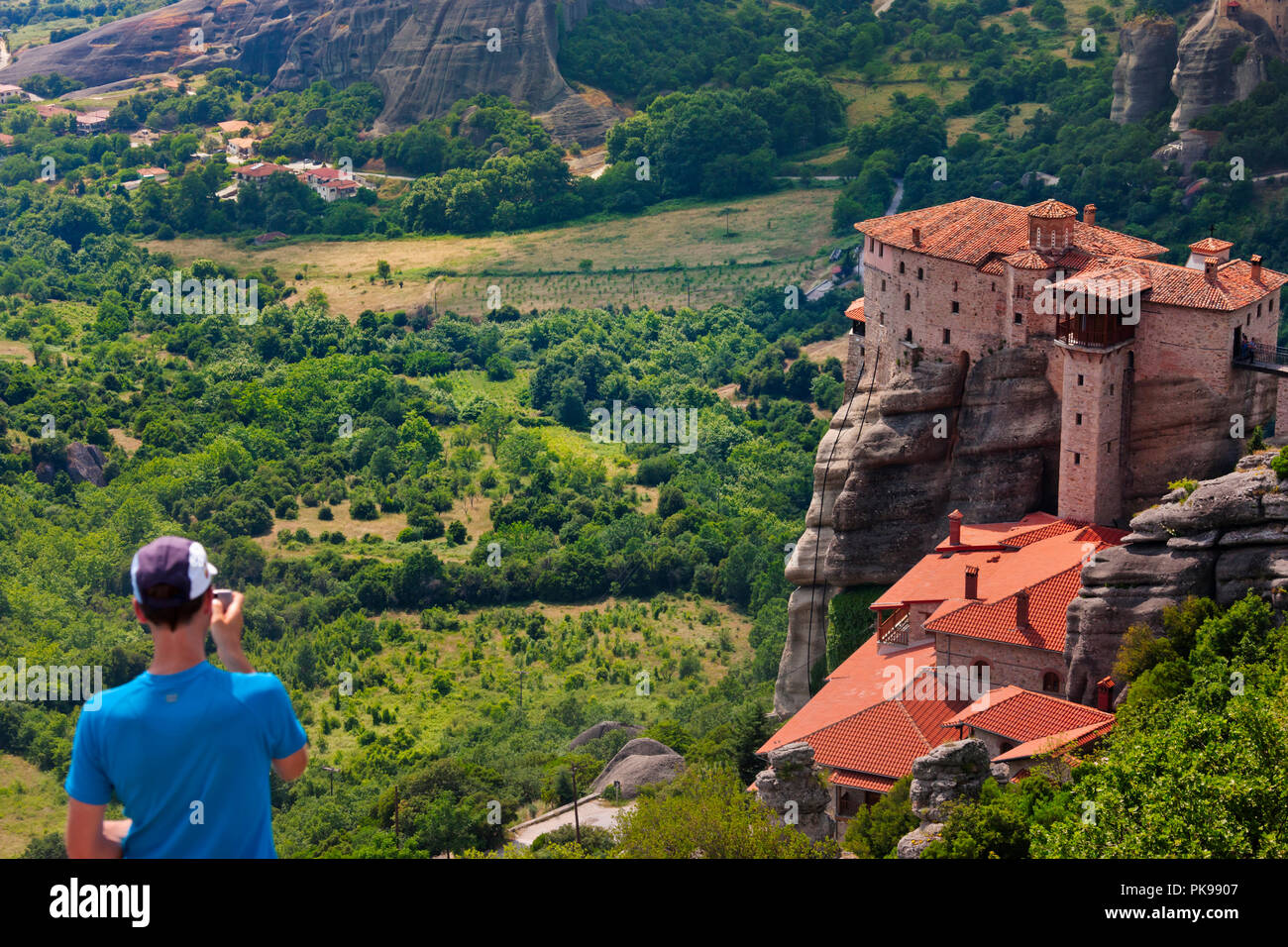 Tourist watching Monastero di Roussanou, Meteora, Grecia (Patrimonio Mondiale dell'UNESCO) Foto Stock