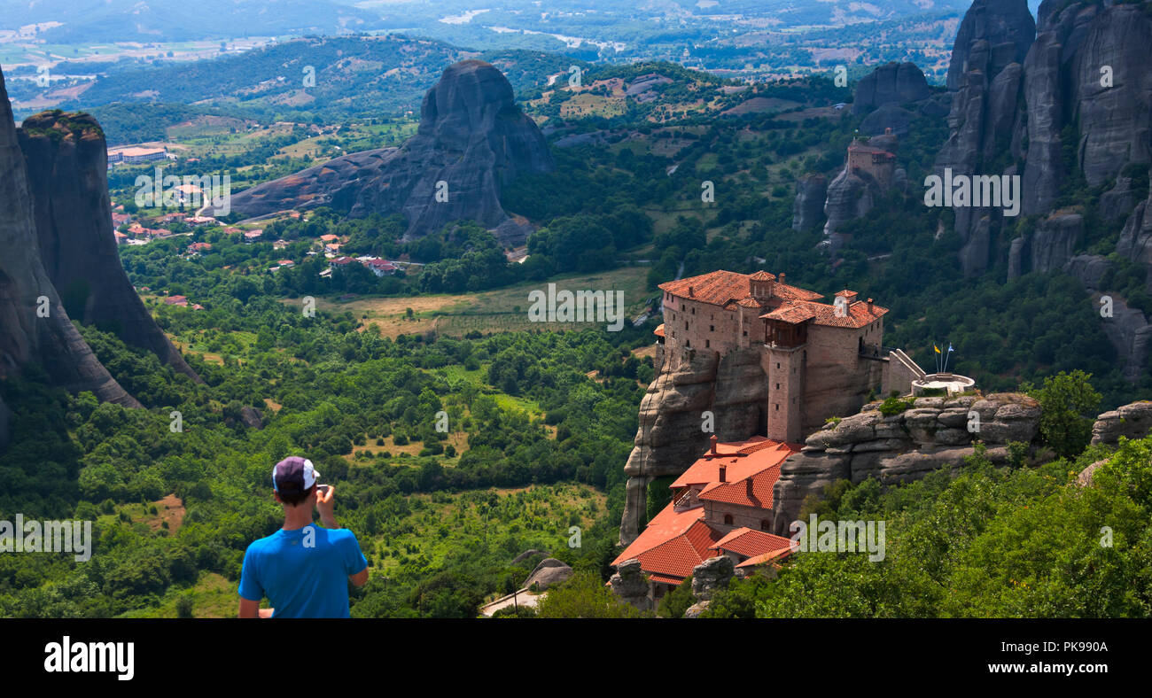 Tourist watching Monastero di Roussanou, Meteora, Grecia (Patrimonio Mondiale dell'UNESCO) Foto Stock