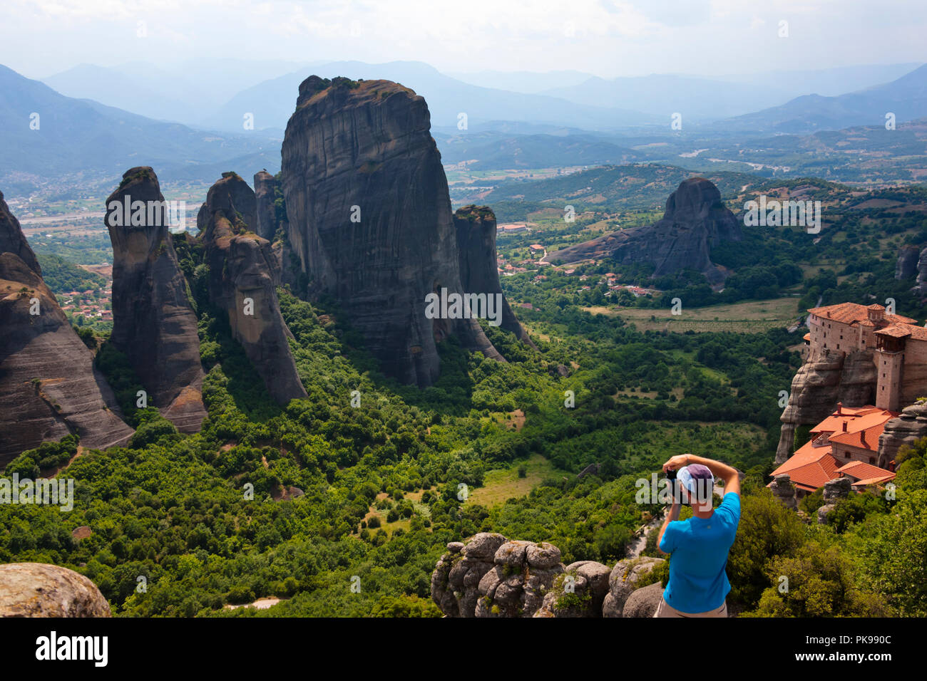 Tourist watching Monastero di Roussanou, Meteora, Grecia (Patrimonio Mondiale dell'UNESCO) Foto Stock