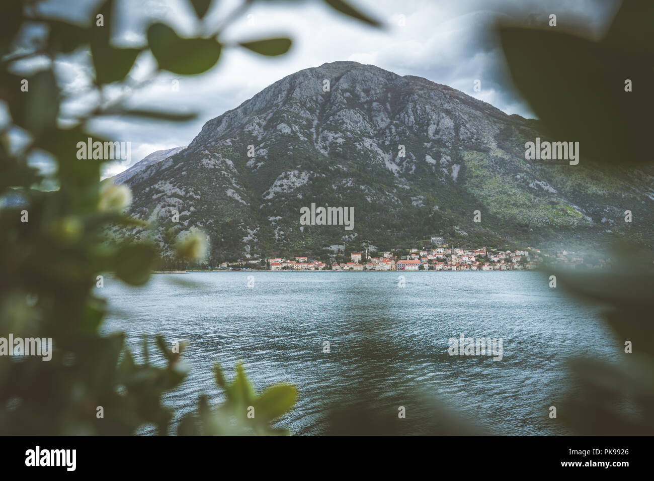 Vista la bellissima Baia di Kotor come visto dalla città di Kotor shore, Montenegro Foto Stock