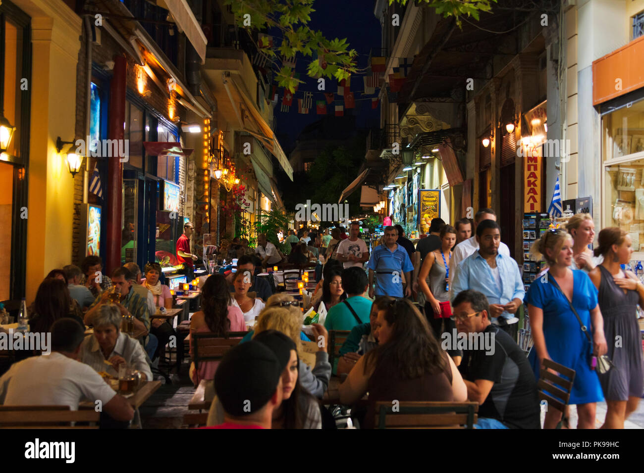 Vista notturna del quartiere Plaka, Atene, Grecia Foto Stock