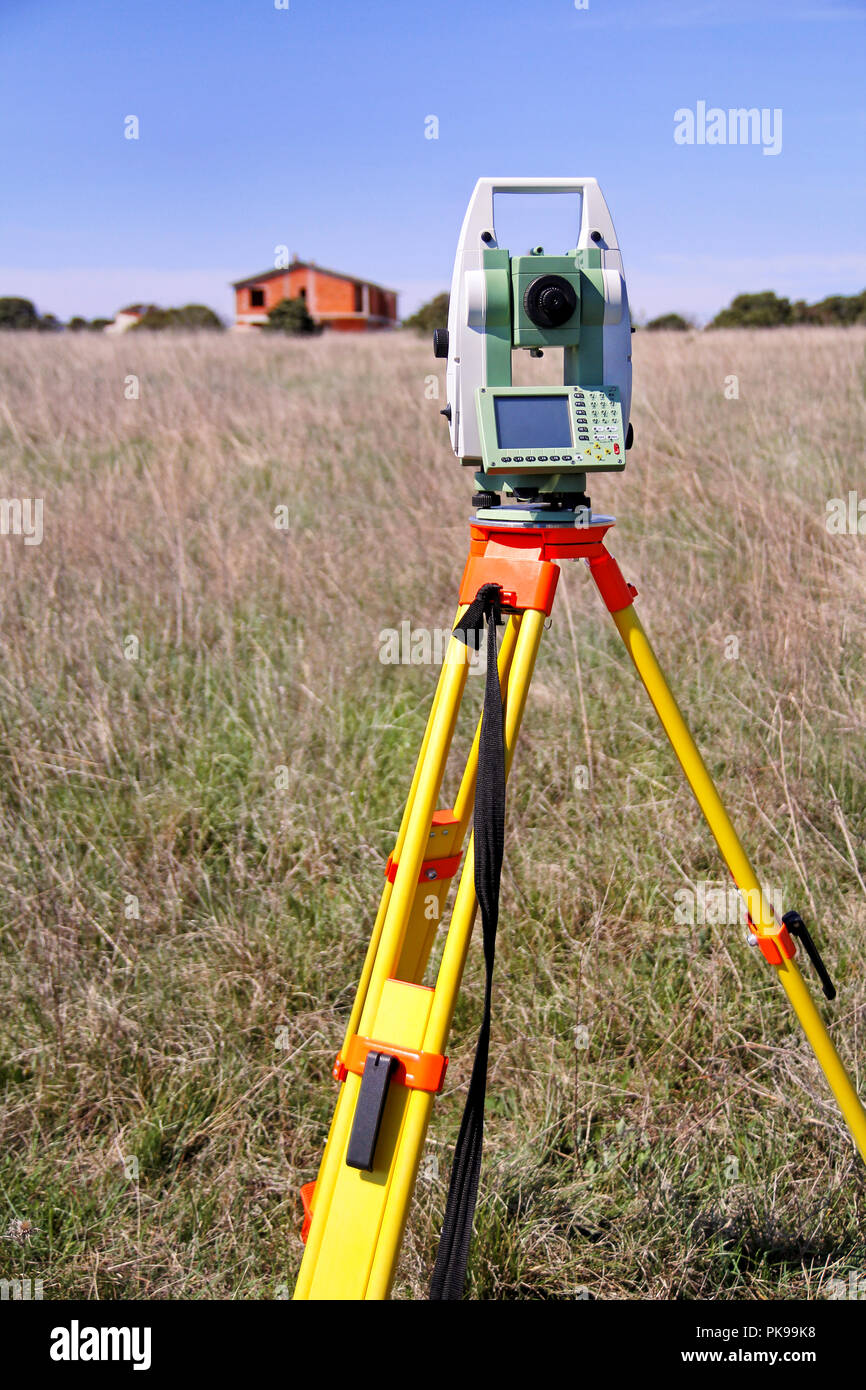 La stazione totale. Strumento di indagine dispositivo geodetici. Tempo di caduta agrimensura, impostato nel campo. Moderne attrezzature di geometra, utilizzato nei rilevamenti topografici e costruzione. Foto Stock