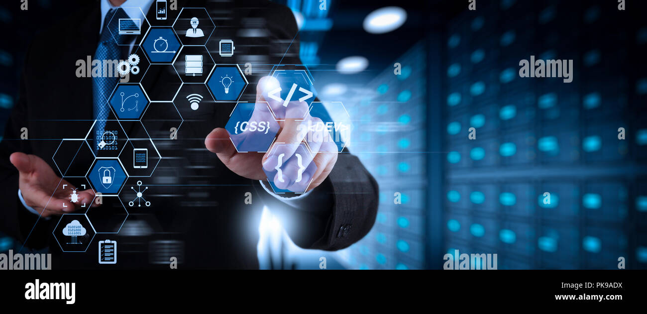 Il software di codifica il lavoro dello sviluppatore con augmented reality Dashboard computer icone di SCRUM Agile sviluppo di codice e la forcella e controllo delle versioni con sensibile Foto Stock