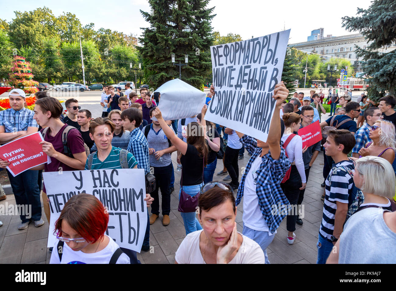 Samara, Russia - 9 Settembre 2018: opposizione protesta contro l'età pensionabile. Testo in russo: pensionamento per la vita Foto Stock