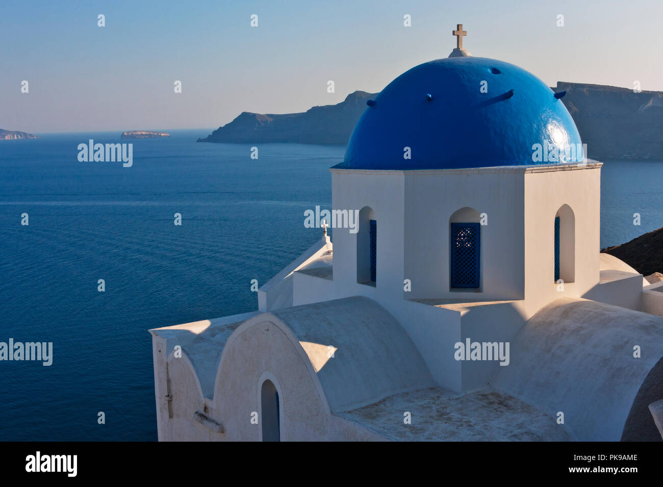 Chiesa sulla costa del Mare Egeo, Oia - Santorini Island, Grecia Foto Stock