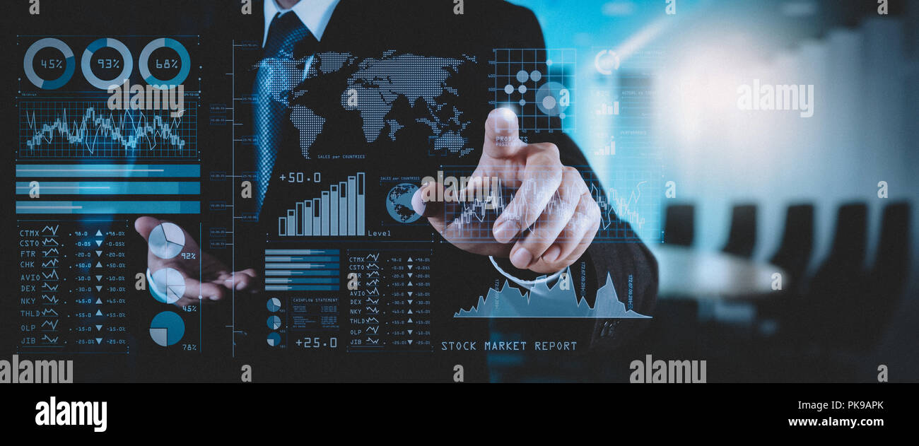 Analizzando gli investitori stock market report e dashboard finanziario con la business intelligence (BI), con gli indicatori chiave di prestazioni (KPI).imprenditore mano Foto Stock