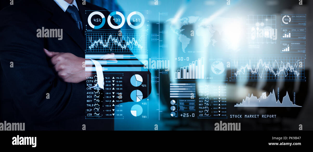 Analizzando gli investitori stock market report e dashboard finanziario con la business intelligence (BI), con gli indicatori chiave di prestazioni (KPI).imprenditore mano Foto Stock