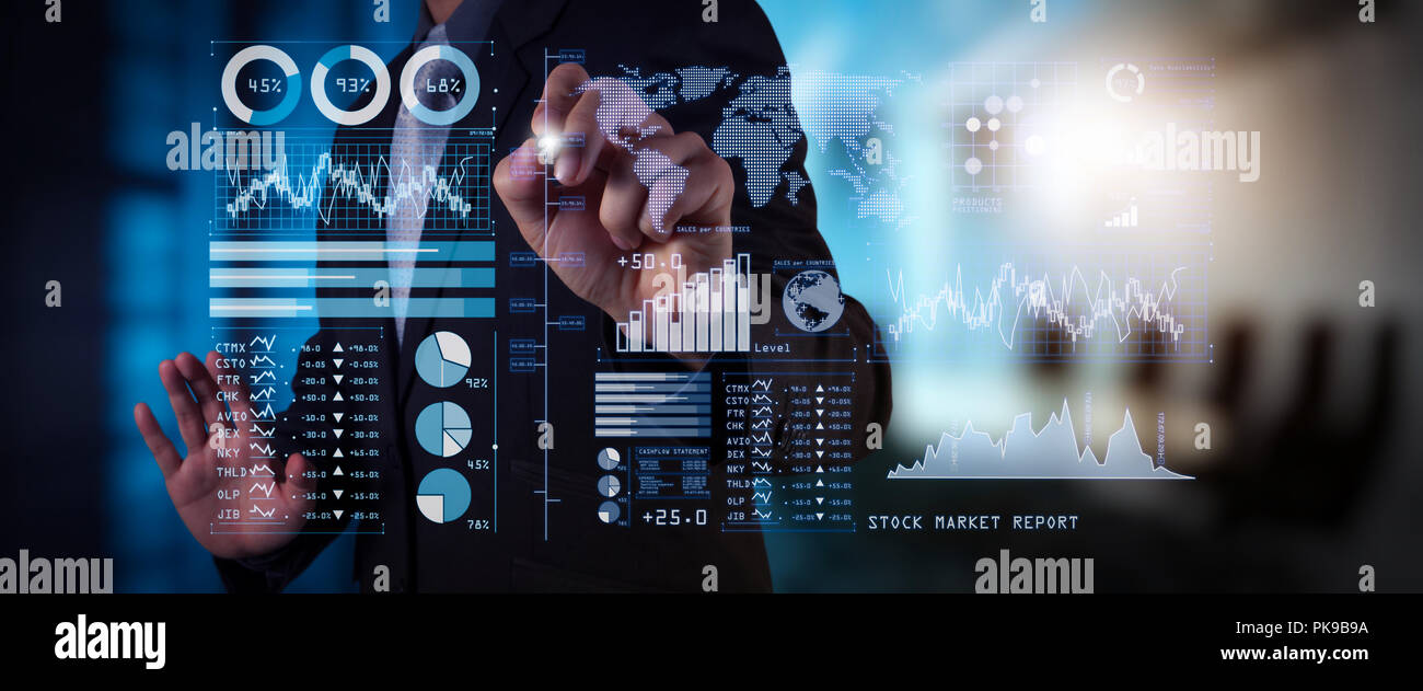 Analizzando gli investitori stock market report e dashboard finanziario con la business intelligence (BI), con gli indicatori chiave di prestazioni (KPI).imprenditore mano Foto Stock