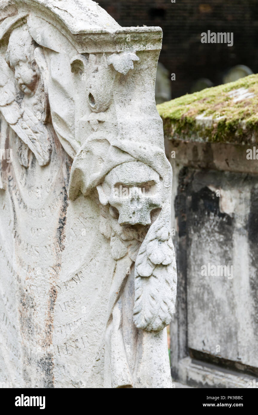 Cranio o morte la testa memento mori scolpito su un oggetto contrassegnato per la rimozione definitiva in campi Bunhill cimitero, Londra. Foto Stock