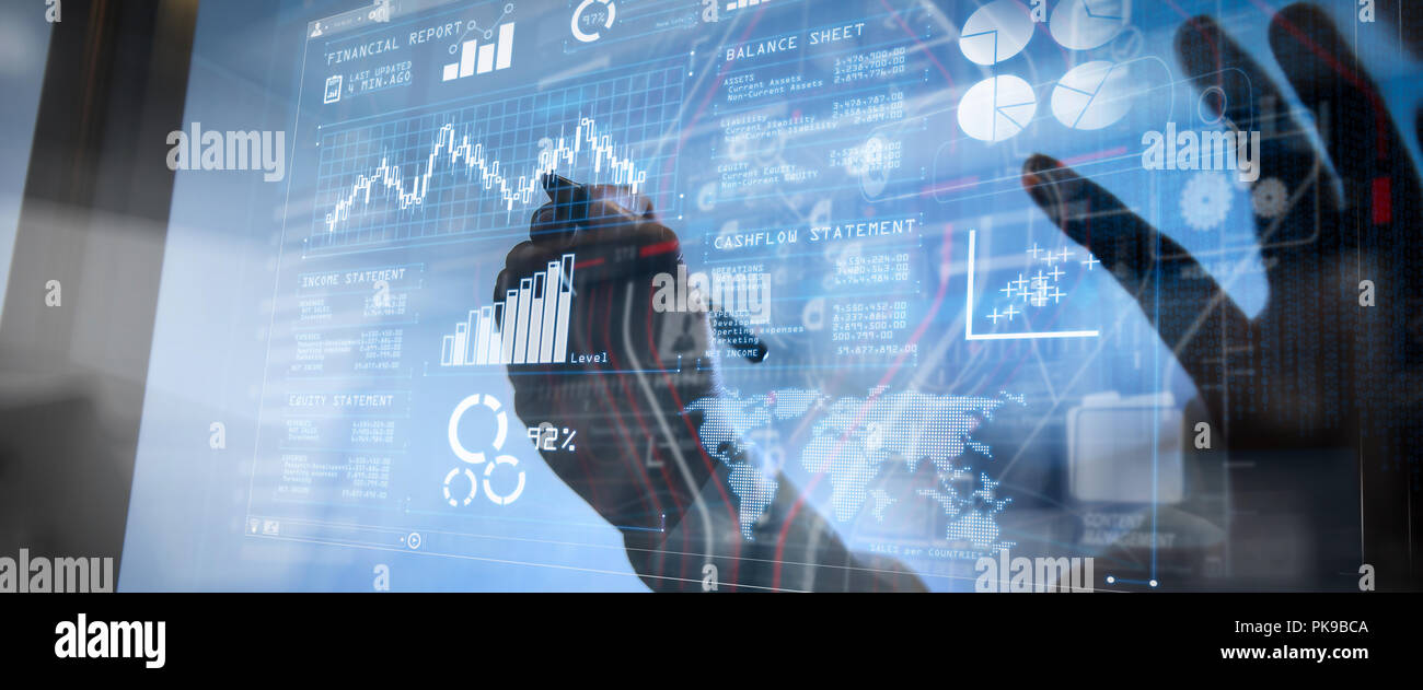 Rapporto finanziario i dati delle operazioni aziendali (stato patrimoniale e conto economico e lo schema) come concetto di Fintech.imprenditore lavora a mano con moderni Foto Stock