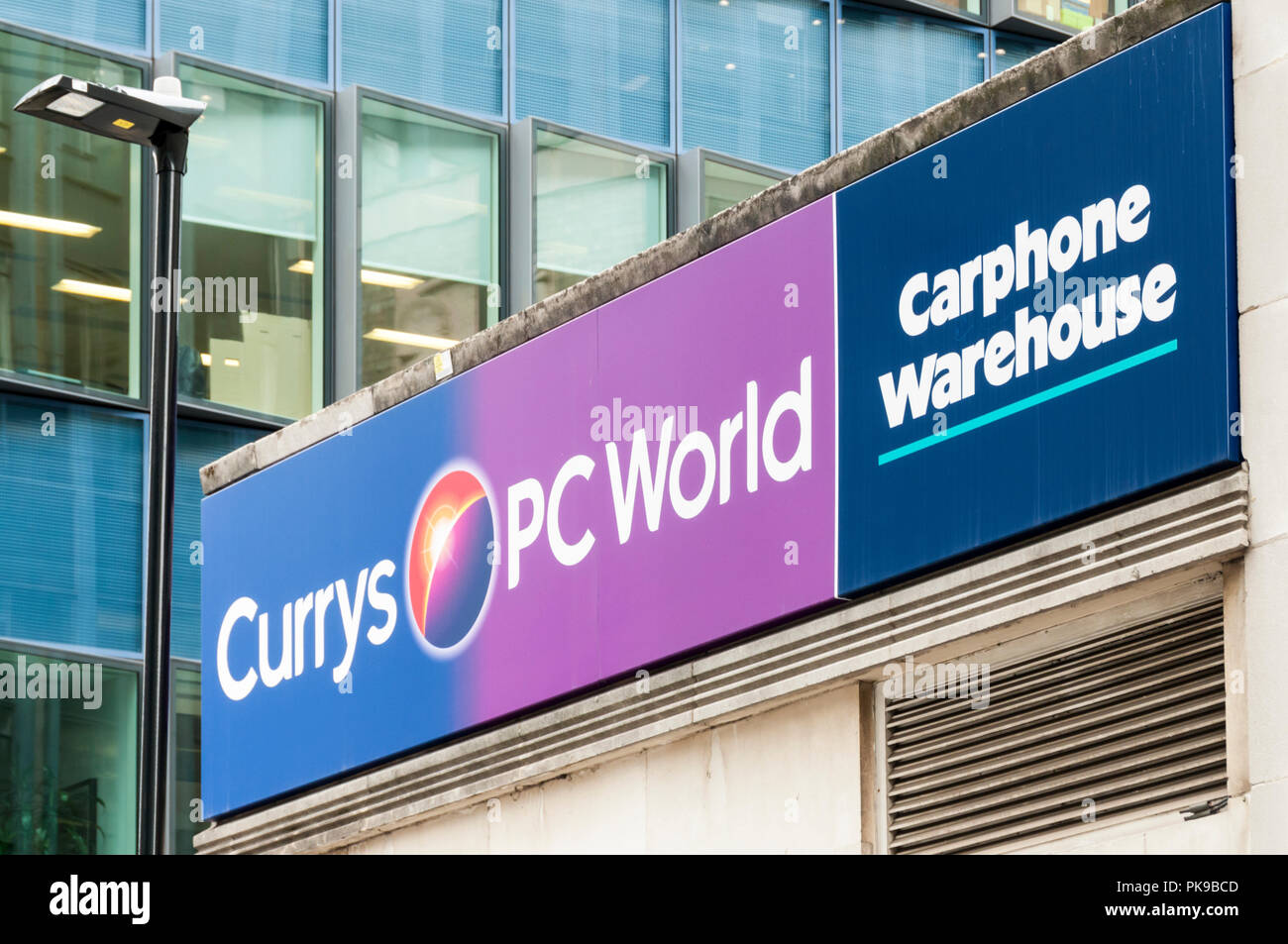 Segno per Currys PCWorld e Carphone Warehouse su un negozio nella città di Londra. Foto Stock