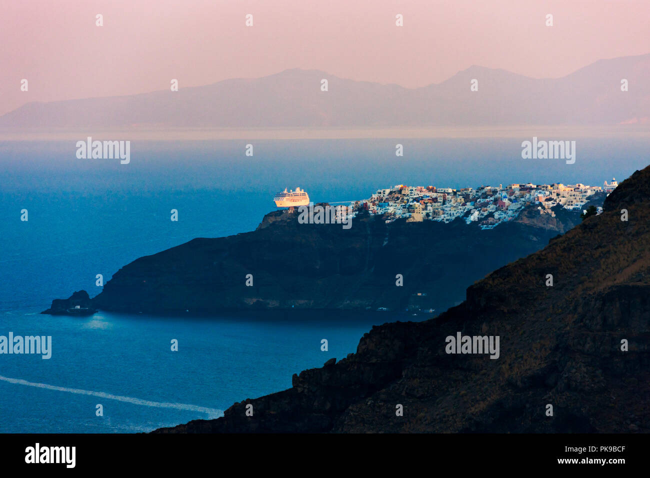 Case arroccate sulla scogliera sulla costa del Mare Egeo, Fira, Santorini Island, Grecia Foto Stock