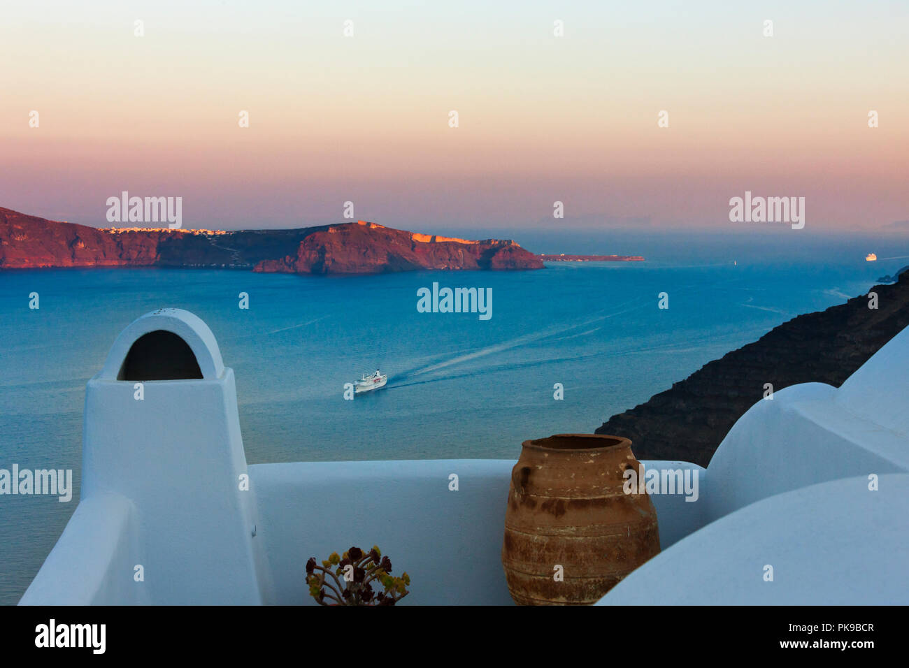 Case sulla costa del Mare Egeo, Oia - Santorini Island, Grecia Foto Stock