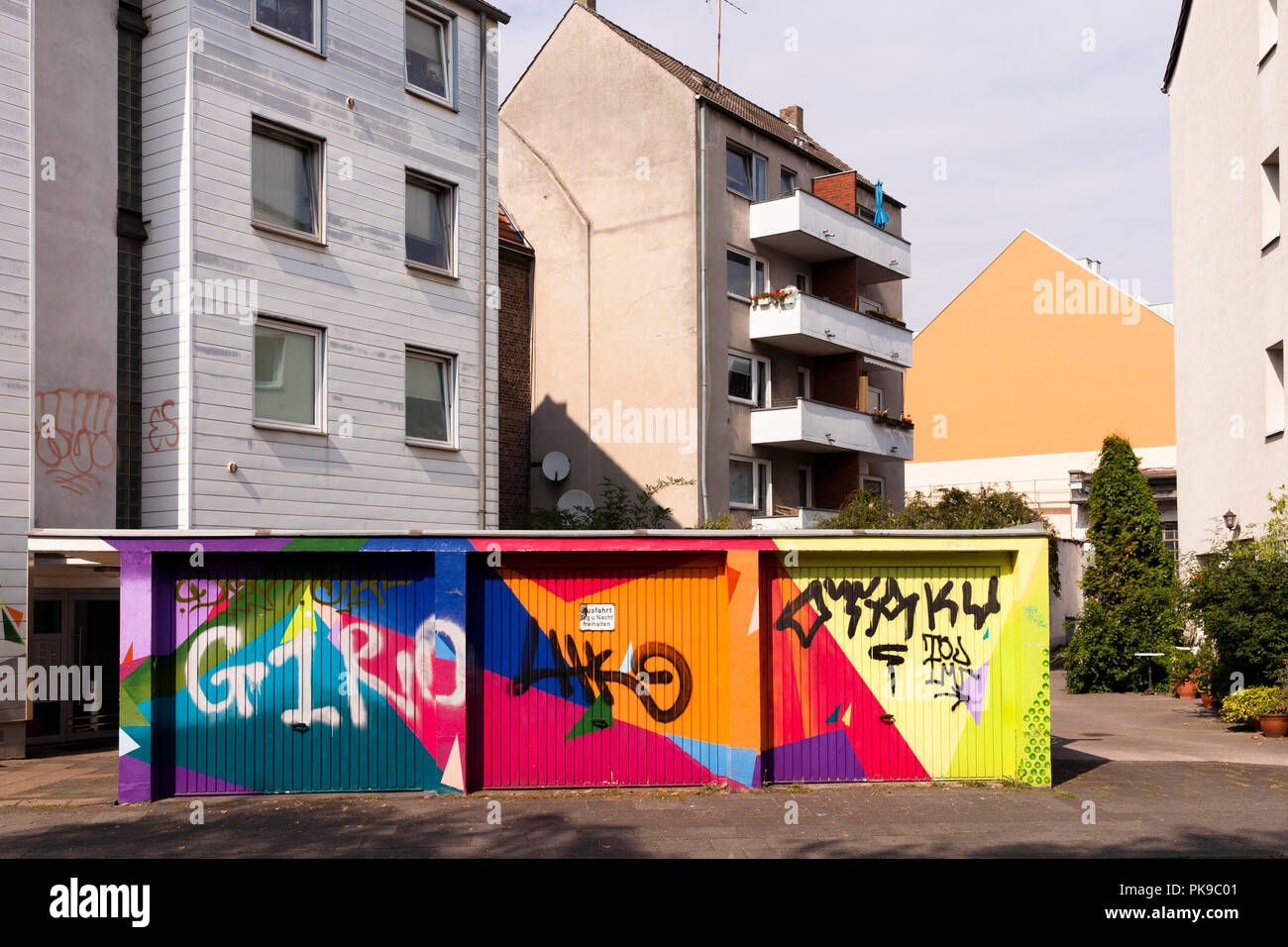 Garage colorati nel quartiere Ehrenfeld, Colonia, Germania. bunte Garagen im Stadtteil Ehrenfeld, Koeln, Deutschland. Foto Stock