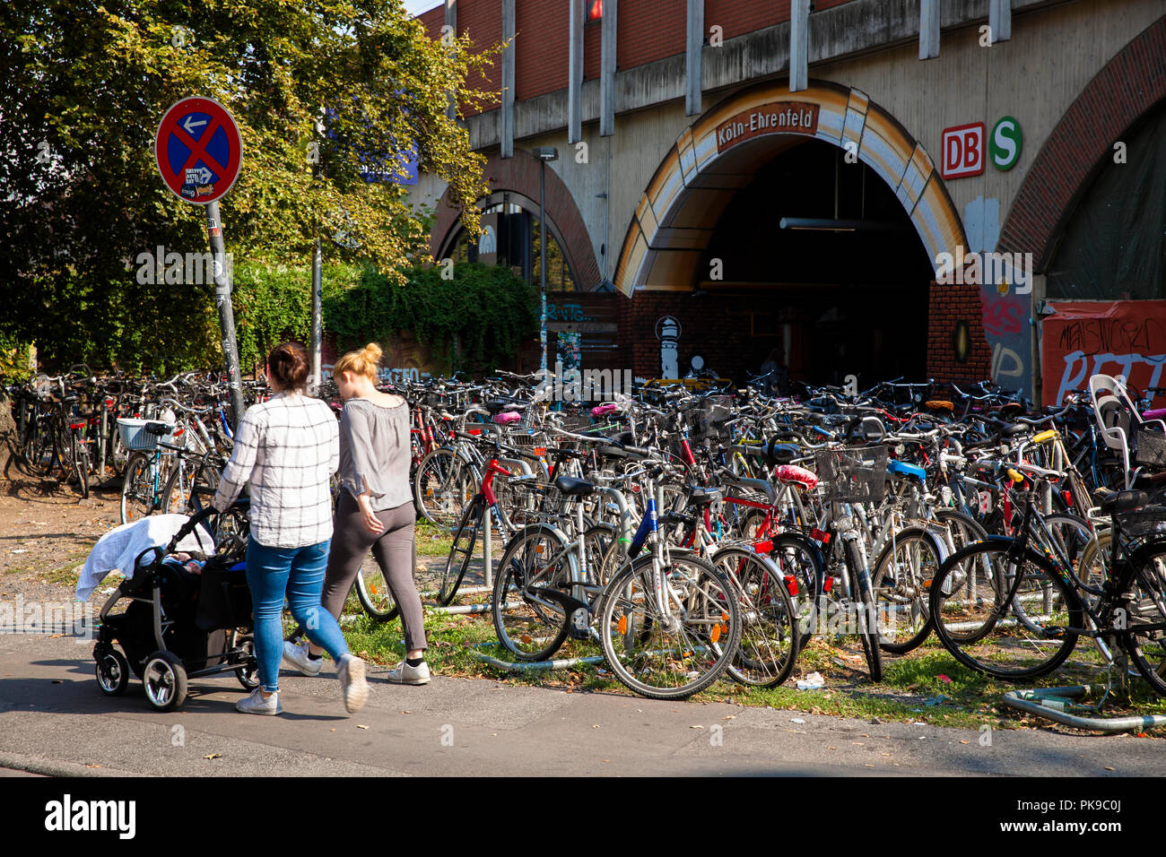 Le biciclette parcheggiate davanti alla stazione Colonia-ehrenfeld, Colonia, Germania. abgestellte Fahrraeder vor dem Bahnhof Koeln-Ehrenfeld, Koeln, Deutschla Foto Stock