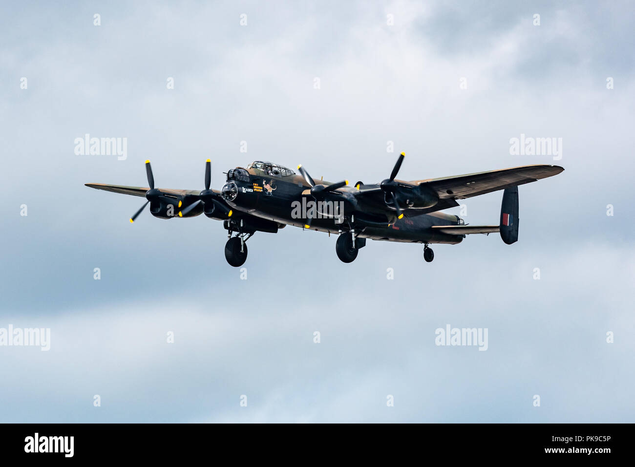 Lancaster PA474 del Battle of Britain Memorial n. del volo460 Squadron coded AR-L " leader " con la sua landing gear down Foto Stock