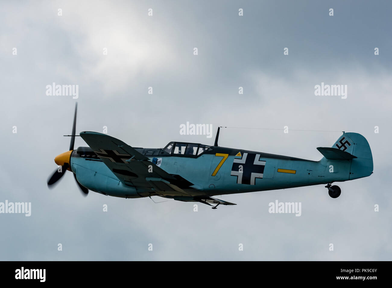 Un Messerschmitt Bf109E visualizza la sua manovrabilità durante la Battaglia di Bretagna display a Biggin Hill airshow di Foto Stock