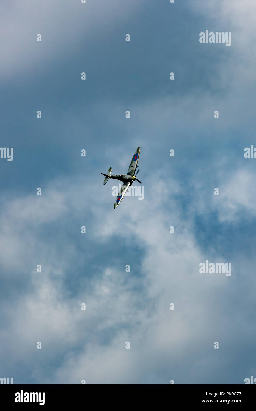 Il "Kent Spitfire' TA805, una Mk IXe Supermarine Spitfire, banche, ripidamente sopra Biggin Hill airfield Foto Stock