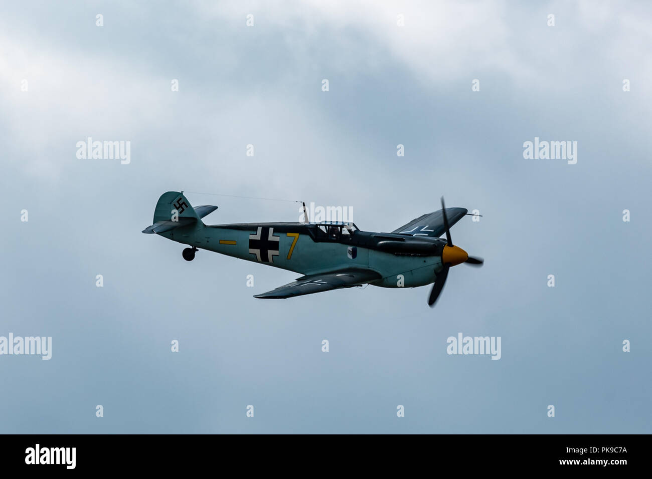 Un Messerschmitt Bf109E visualizza la sua manovrabilità durante la Battaglia di Bretagna display a Biggin Hill airshow di Foto Stock