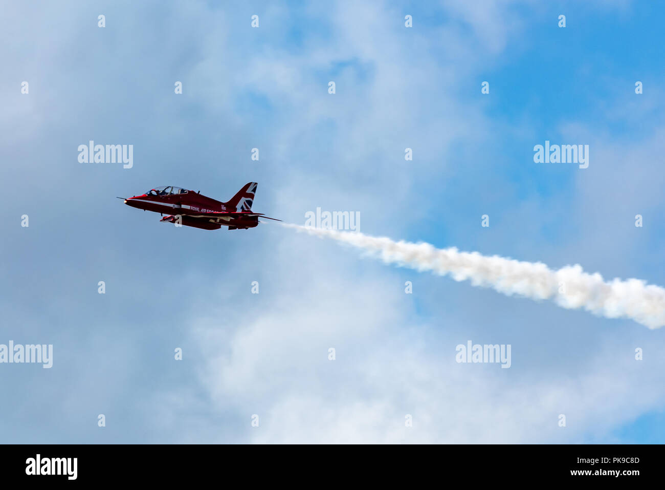 Un singolo RAF Rad frecce BAe Hawk T1 jet in alto nel cielo Foto Stock