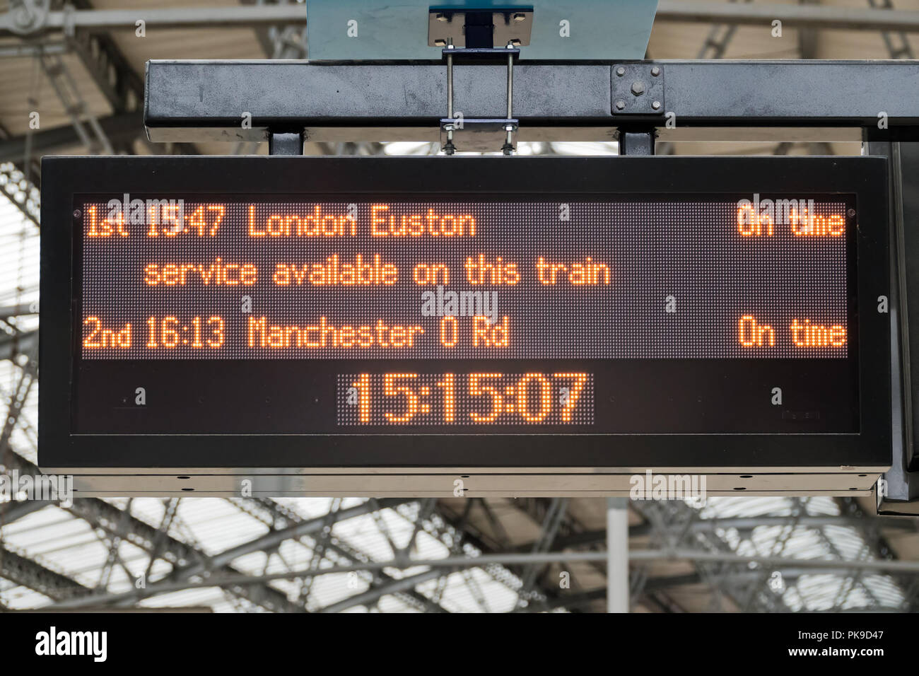 Display LCD che mostra segni di London Euston train è il tempo a Liverpool Lime stazione St. Foto Stock
