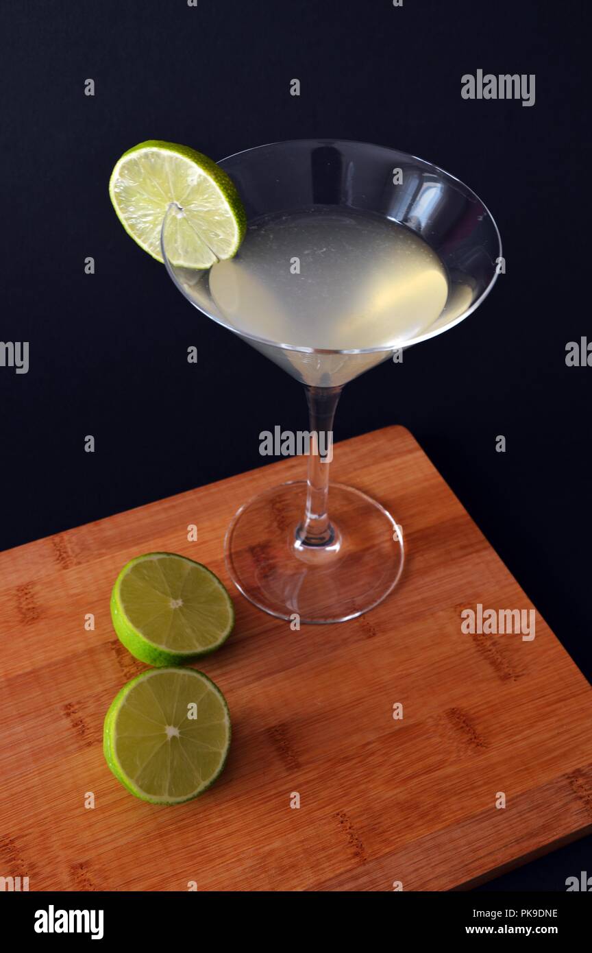 Vetro del daiquiri cocktail sul tagliere di legno Foto Stock