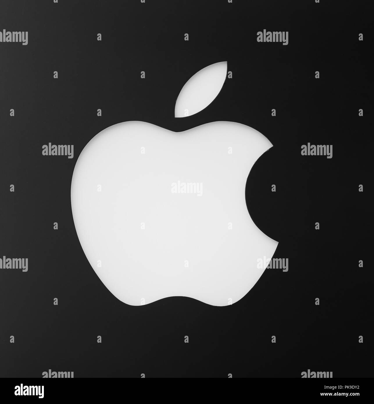 Cupertino, CA, Stati Uniti - Agosto 12, 2018: logo Apple isolato dal nuovo quartier generale di Apple e Apple Centro Visitatori del Parco di Tantau Avenue di Cupertino, Silicon Valley, California. Foto Stock
