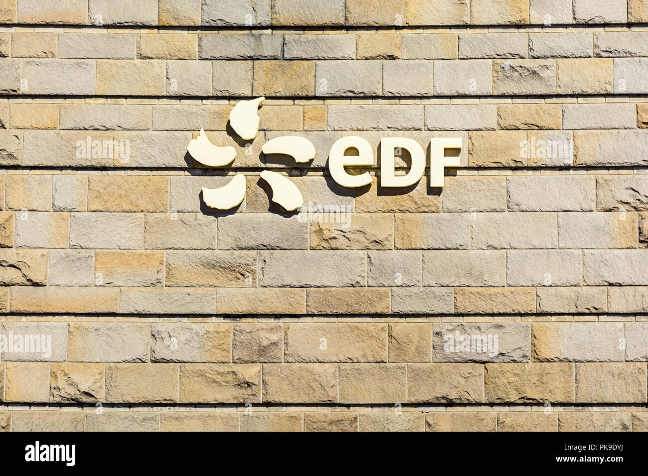 Il logo del pubblico francese utility elettricità Compagnia EDF sul muro di pietra di un edificio della Rance tidal Power Station in prossimità di Saint-malo in Bretagna. Foto Stock
