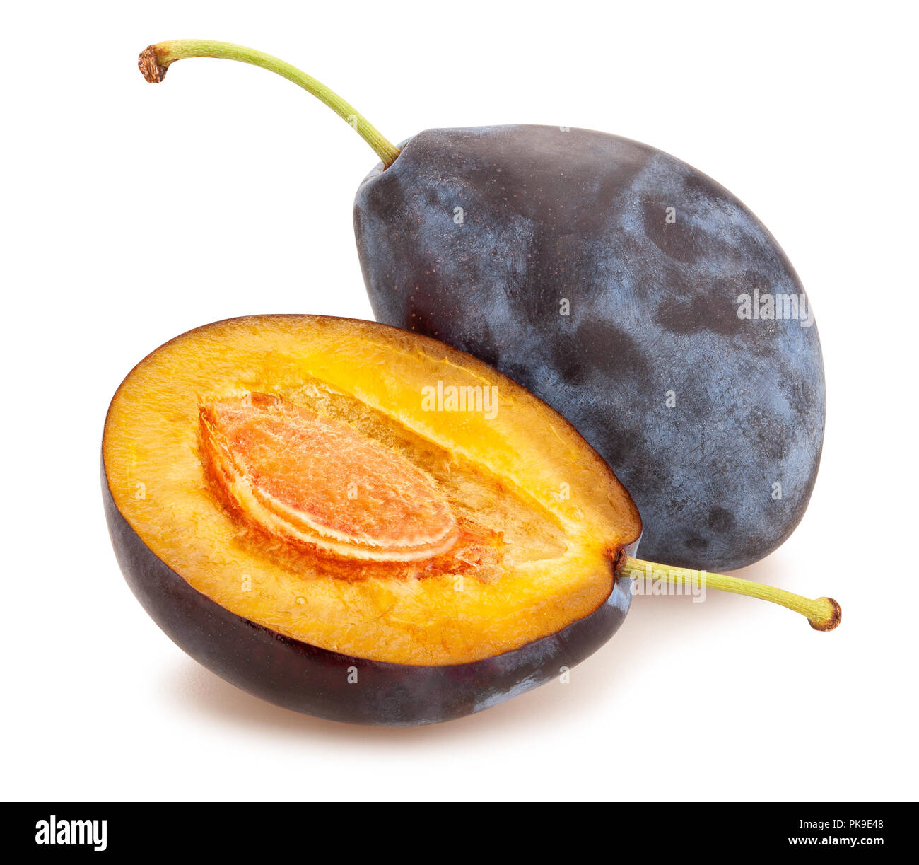 Fette di prugna blu percorso isolato Foto Stock
