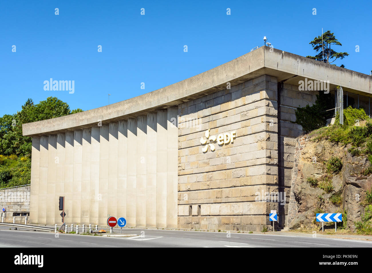 Un edificio del fiume Rance tidal power station gestito da francesi di elettricità pubblica utilità Compagnia EDF vicino a Saint Malo in Bretagna. Foto Stock