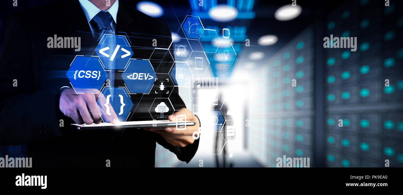 Il software di codifica il lavoro dello sviluppatore con augmented reality Dashboard computer icone di SCRUM Agile sviluppo di codice e la forcella e controllo delle versioni con sensibile Foto Stock