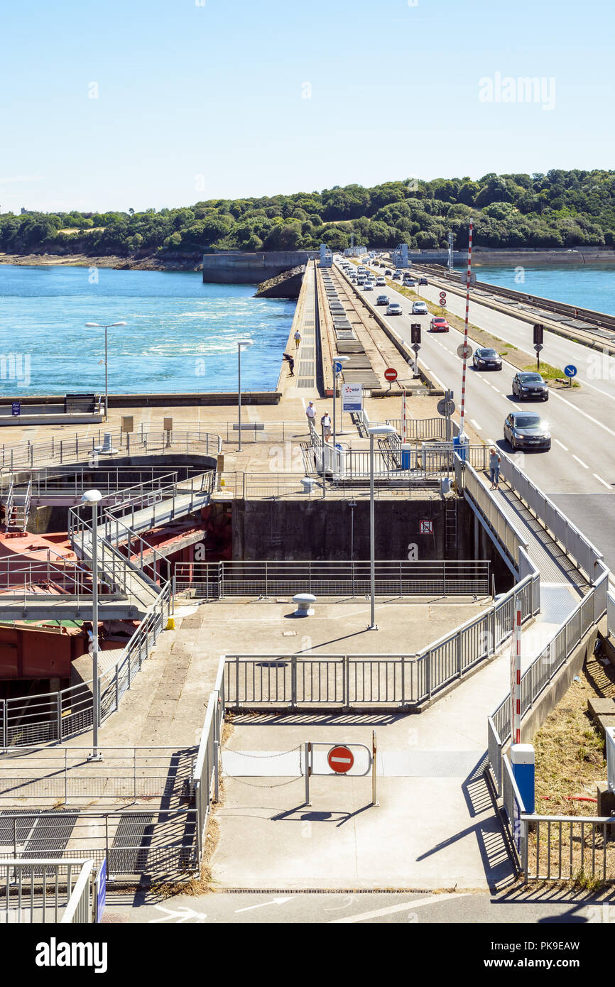 La Rance tidal Power Station in prossimità di Saint-malo in Bretagna, Francia, con la serratura che attraversa la diga e i veicoli che attraversano la foce sulla diga. Foto Stock