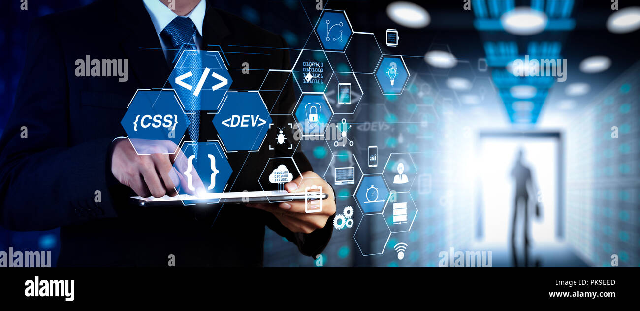 Il software di codifica il lavoro dello sviluppatore con augmented reality Dashboard computer icone di SCRUM Agile sviluppo di codice e la forcella e controllo delle versioni con sensibile Foto Stock