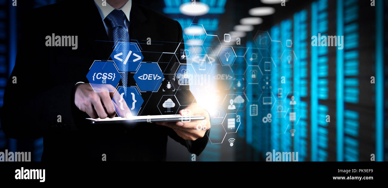 Il software di codifica il lavoro dello sviluppatore con augmented reality Dashboard computer icone di SCRUM Agile sviluppo di codice e la forcella e controllo delle versioni con sensibile Foto Stock