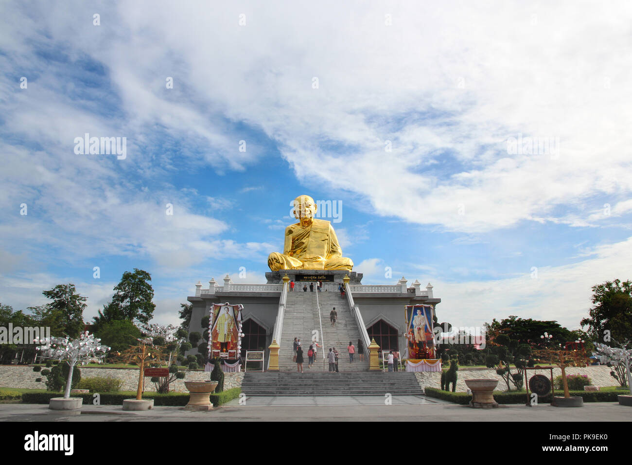 Rayong , della Thailandia , 27 maggio 2017, scatta foto bellissime buddish chiamata immagine Luang Poo Tim e cloundy cielo a Wat Lahan Rai. Foto Stock