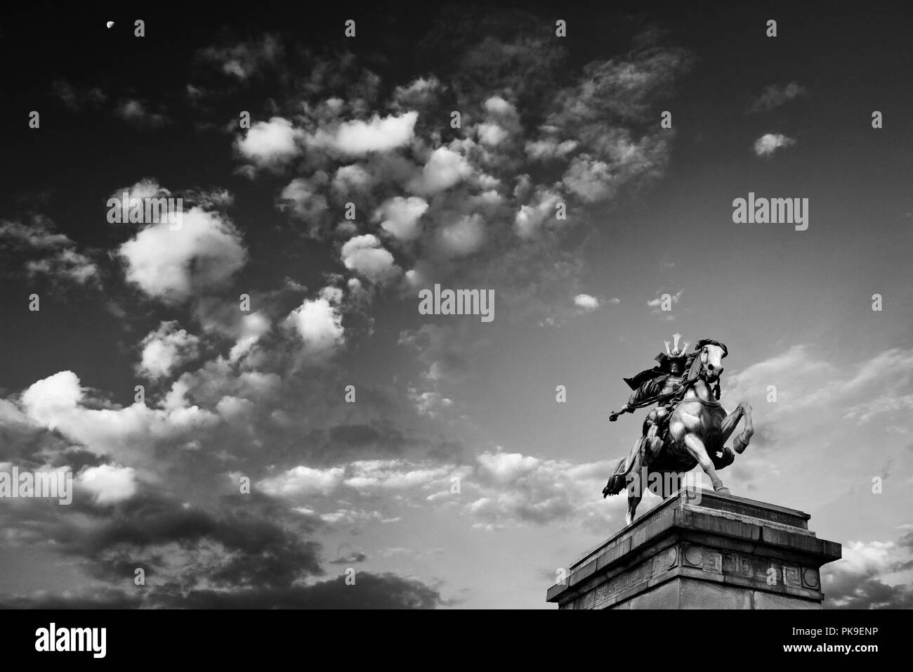 Visualizzazione bianco e nero ,cielo nuvoloso,luna e statua di Kusunoki Masashige un famoso Samurai Giapponese al di fuori del palazzo imperiale di Tokyo Foto Stock