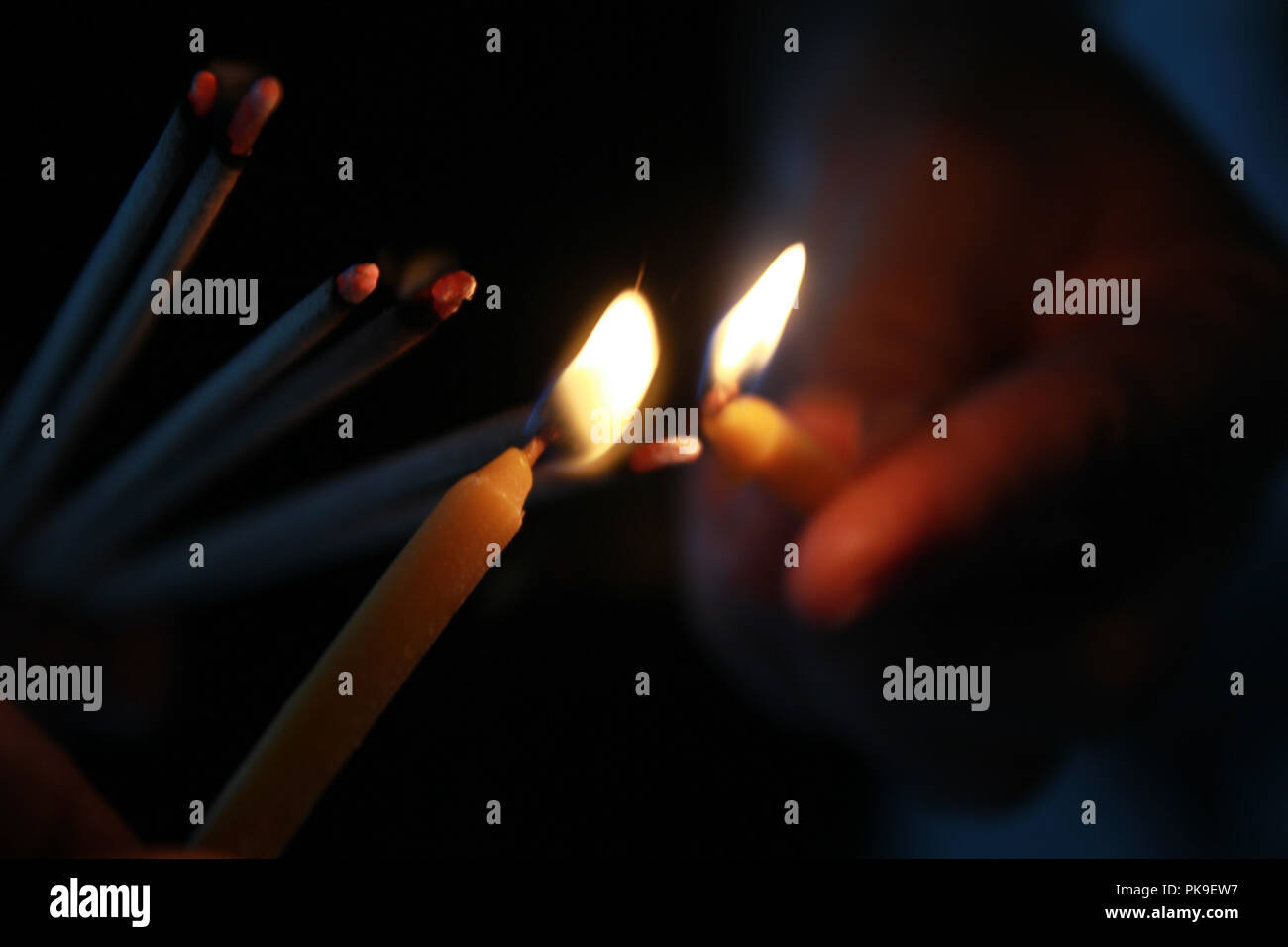 Buddisti di rendere merito, ponendo l'incenso illuminato con lampada telaio per adorare il Buddha. Messa a fuoco selettiva. Foto Stock