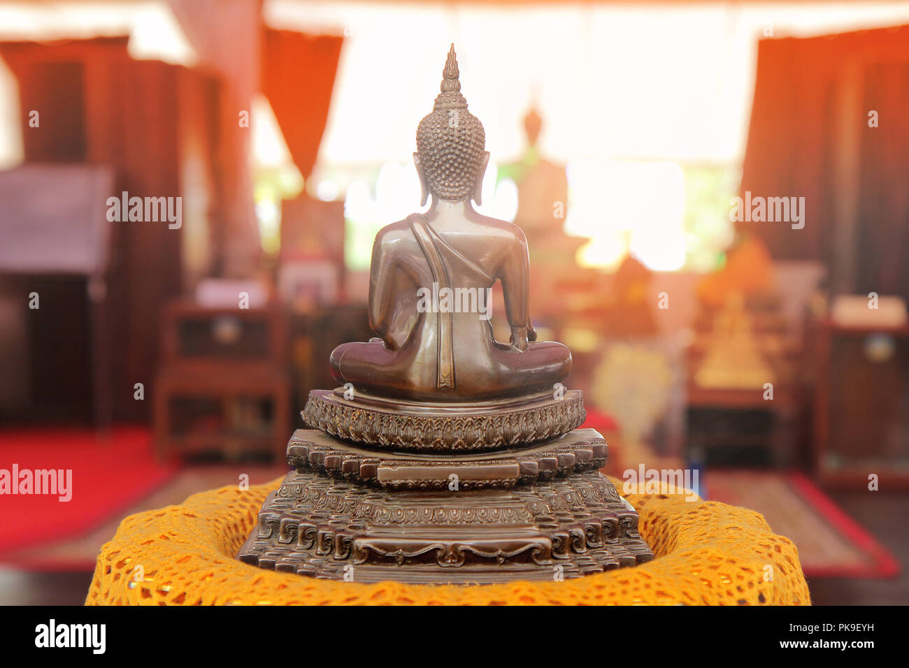 Il Buddha meditando su una base di lotus 5 fase. Fotografato da dietro Foto Stock